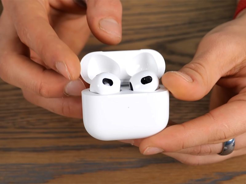 AirPods 3 tr&ecirc;n tay người d&ugrave;ng